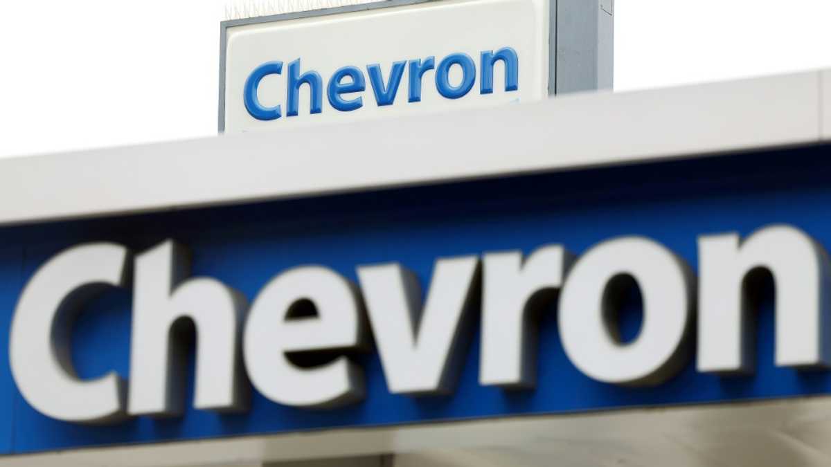 Lower profits at US oil giants amid fall in crude prices