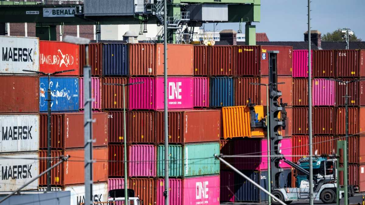 EU threatens to target US cars, planes if Trump tariff talks fail