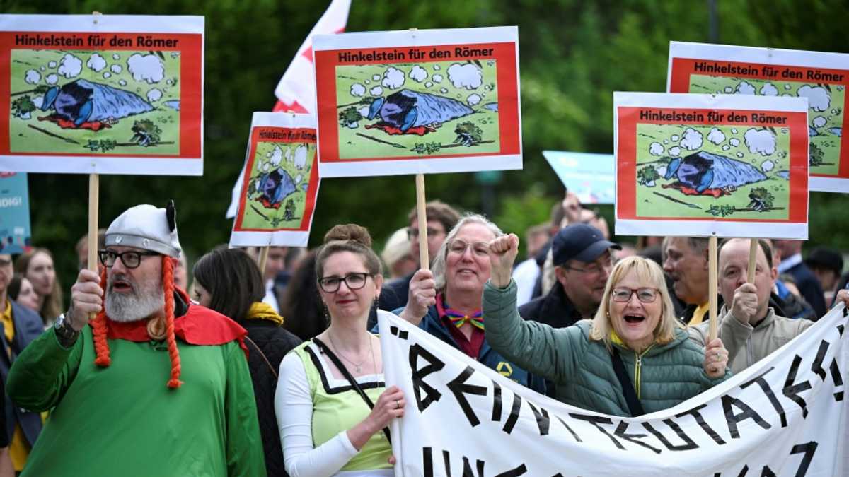 Germany's Commerzbank staff protest UniCredit takeover threat