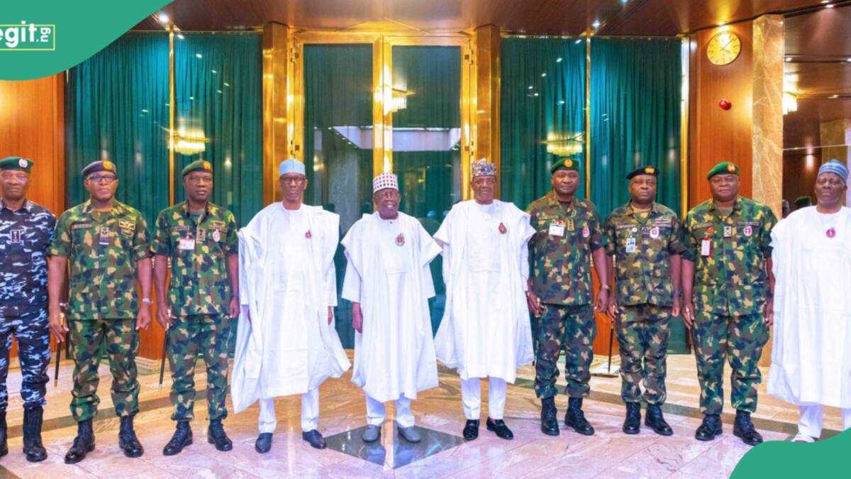 Tsaro Ya Caɓe a Ƙasa: Shugaba Tinubu Ya Tasa Manyan Hafsoshin Tsaro a Aso Villa