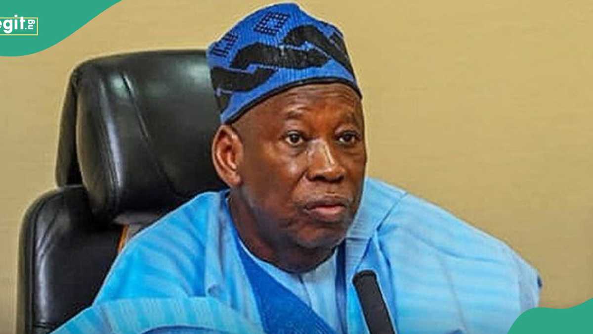 Abin da Ya Sa Aka ga Ɗan Sanda Ya Durƙusa a gaban Shugaban APC, Ganduje
