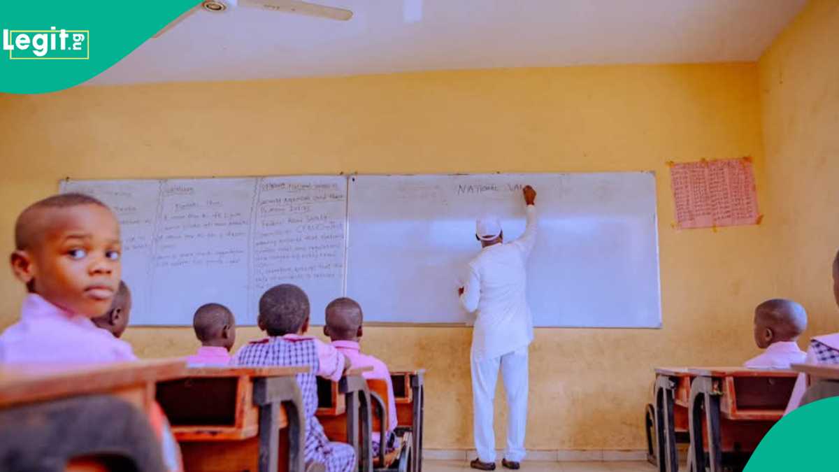Bidiyon Yadda Gwamna Ya Koma Makaranta Yana Koyarwa Ya Ja Hankalin Mutane