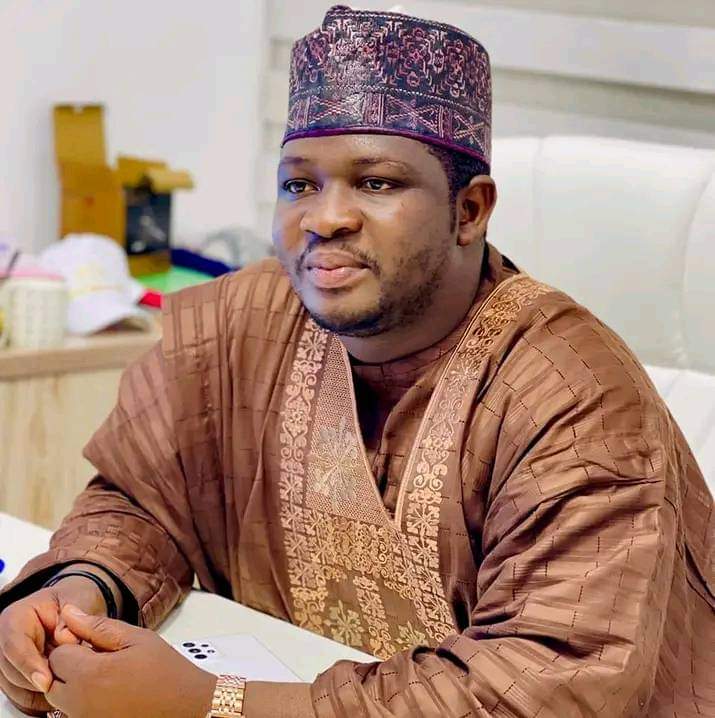 Dalilin Da Ya Sa Ɗan Sanda Ya Gyara Wa Ganduje Igiyar Takalmi – Hadimi