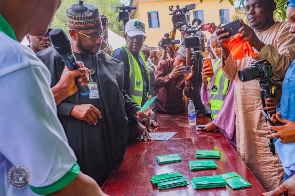 Gwamna Zamfara Ya Raba Katin ATM Ga Mutane 400,000 Da Suka Ci Gajiyar Shirin 'Cash Transfer' A Jihar