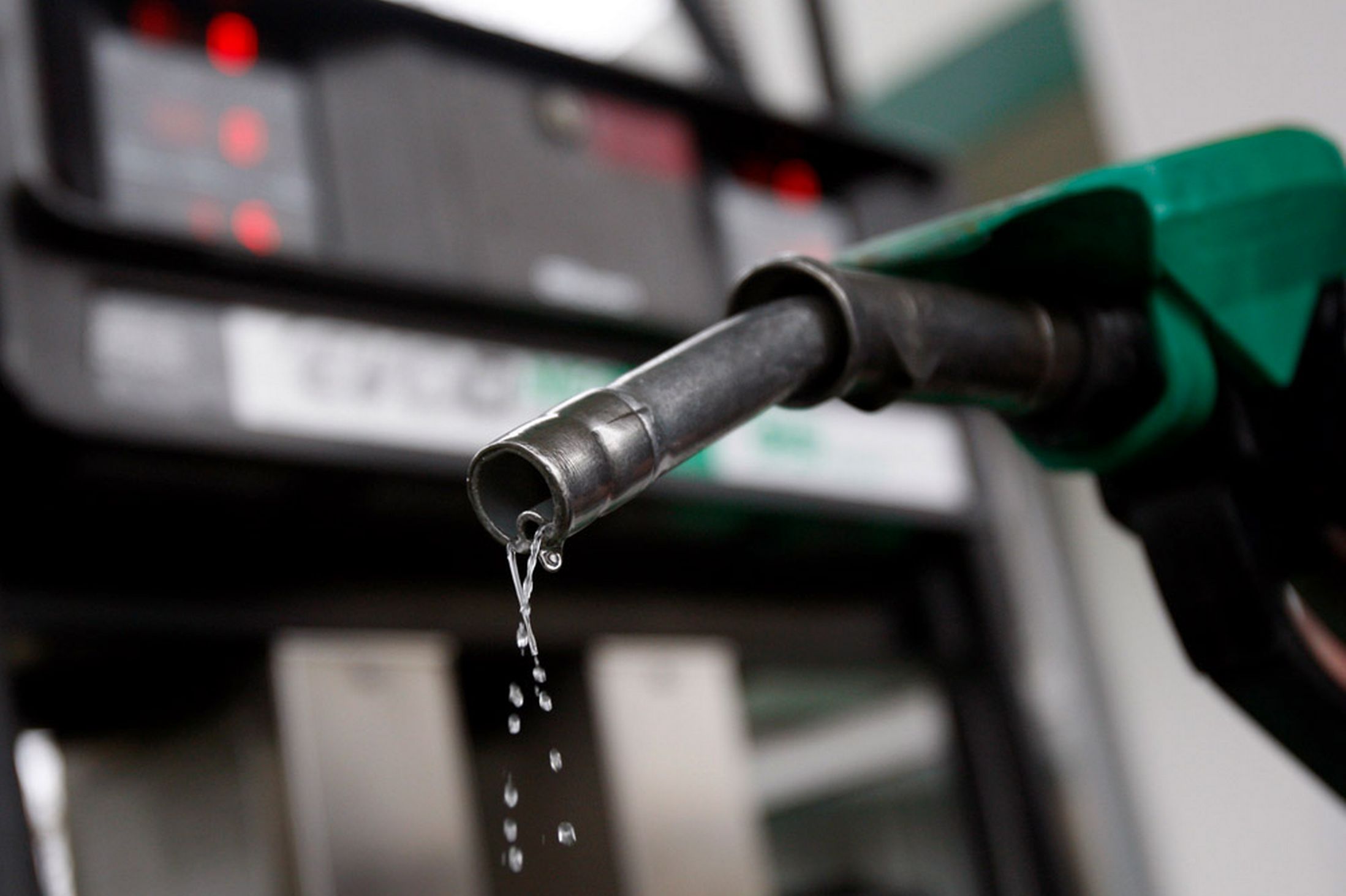 NNPCL reduces fuel price to N910 per litre