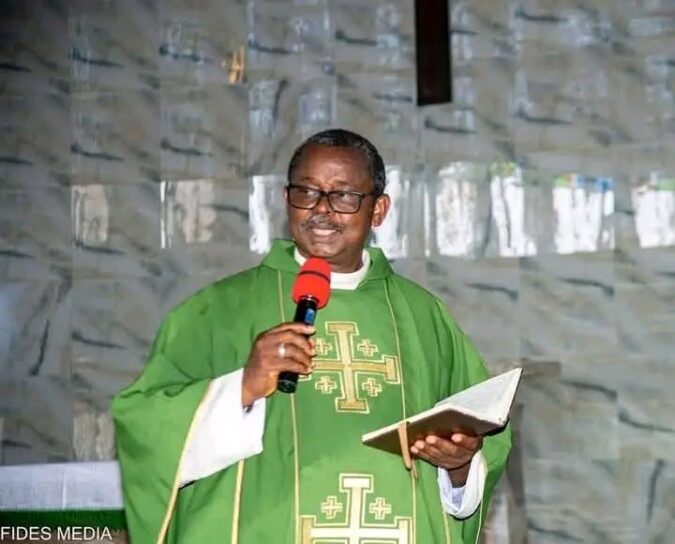 SAD! Catholic priest slumps, dìes while playing tennis in Anambra