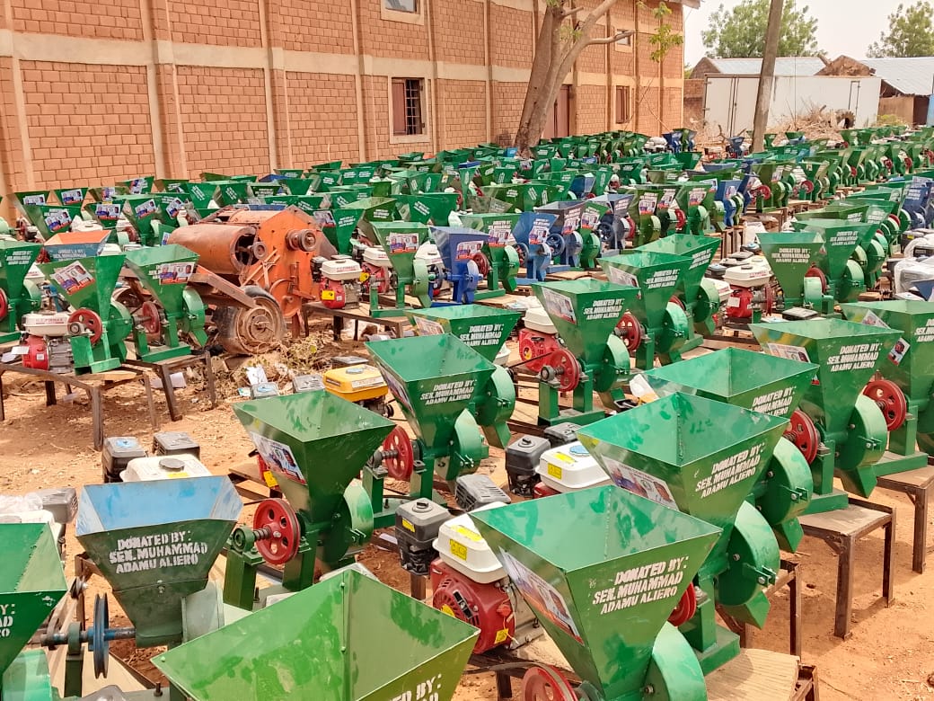 Sanata Adamu Aliero Ya Ƙaddamar Da Rabon Kayan Tallafi Ga Ƙananan Hukumomi Takwas A Kebbi