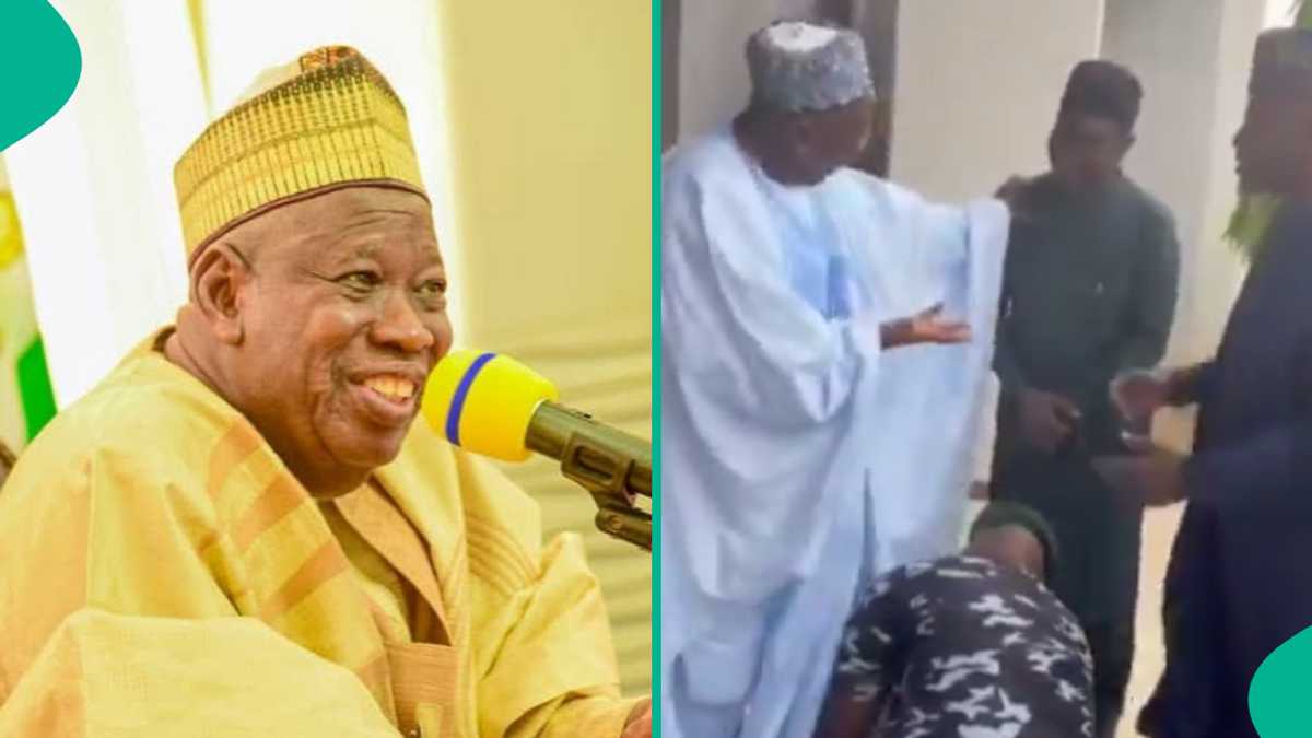 Wani Ɗan Sanda Ya Durƙusa Yana Ɗaurewa Ganduje Takalmi, Bidiyo Ya Ja Hankalin Jama'a